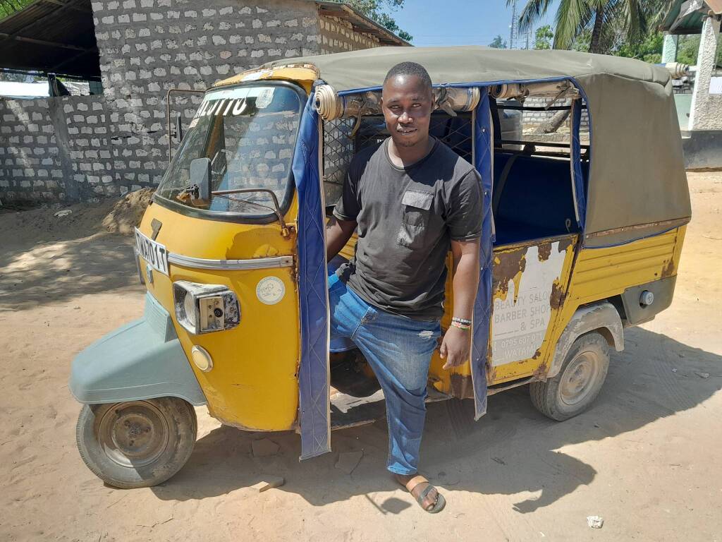 Amani, il giovane guidatore di tuk tuk di Gede