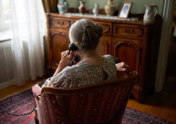 anziana anziano truffa telefono - GENERATA AI