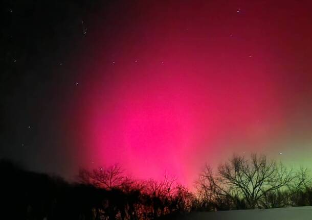 Quando il cielo si accende: l’aurora visibile anche da Varese dopo le esplosioni solari. Stanotte si replica