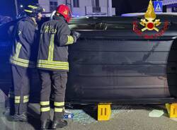 Auto si ribalta a Cardano al Campo, donna di 73 anni estratta dall'abitacolo