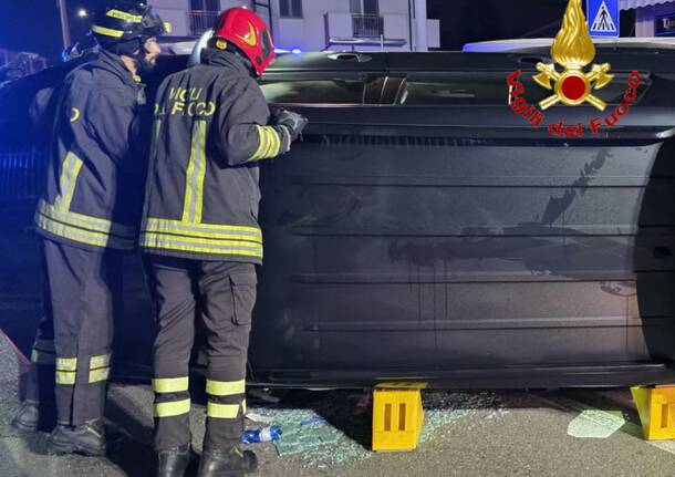 Auto si ribalta a Cardano al Campo, donna di 73 anni estratta dall'abitacolo