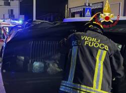 Auto si ribalta a Cardano al Campo, donna di 73 anni estratta dall'abitacolo