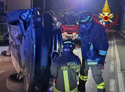 Auto si ribalta a Cardano al Campo, donna di 73 anni estratta dall'abitacolo