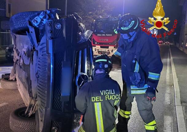 Auto si ribalta a Cardano al Campo, donna di 73 anni estratta dall'abitacolo