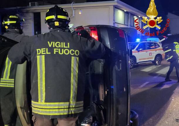 Auto si ribalta a Cardano al Campo, donna di 73 anni estratta dall’abitacolo