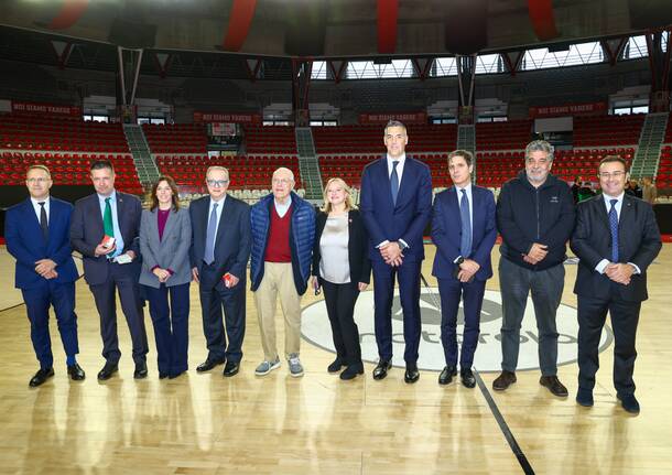 La moneta della Pallacanestro Varese presentata al palasport di Masnago