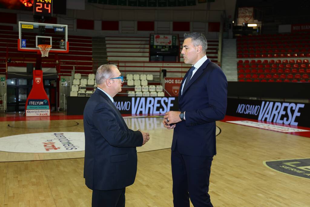 La moneta della Pallacanestro Varese presentata al palasport di Masnago