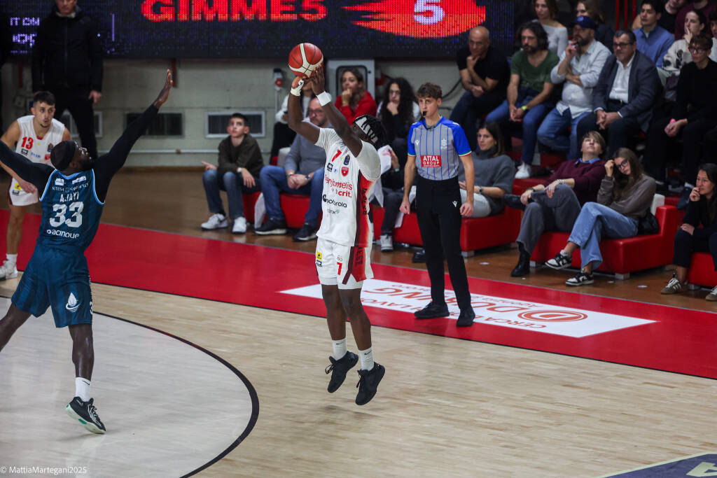 La Openjobmetis vince il derby contro Cantù