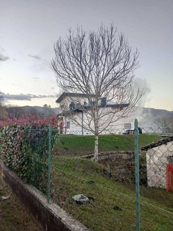 Brucia una casa a Brezzo di Bedero