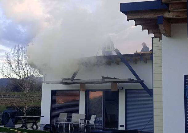 Brucia una casa a Brezzo di Bedero