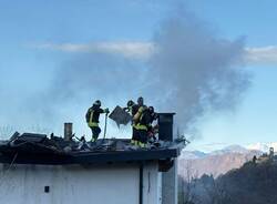L\'incendio in località Villaggio Olandese nelle immagini dei Vigili del Fuoco