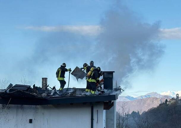 L\'incendio in località Villaggio Olandese nelle immagini dei Vigili del Fuoco