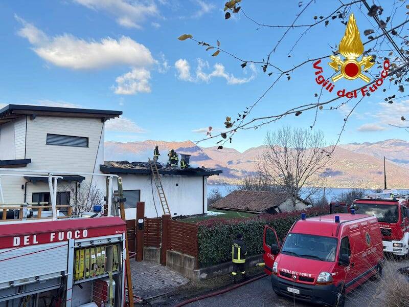 L\'incendio in località Villaggio Olandese nelle immagini dei Vigili del Fuoco