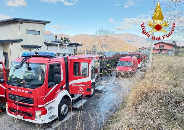 L’incendio in località Villaggio Olandese nelle immagini dei Vigili del Fuoco