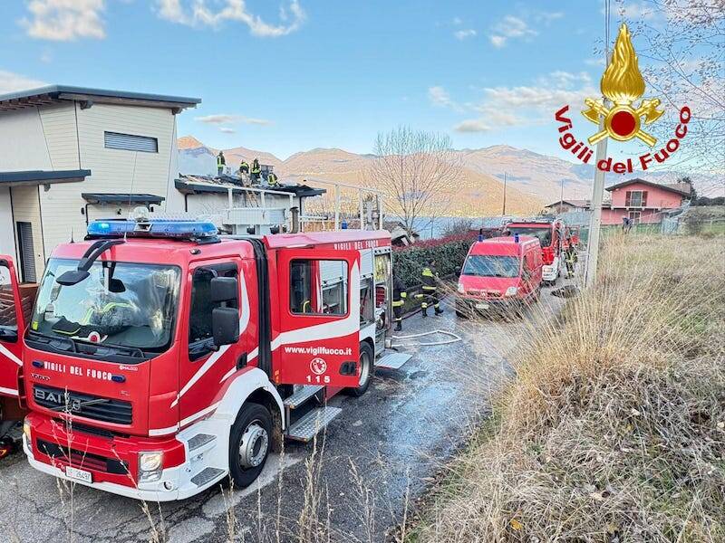 L\'incendio in località Villaggio Olandese nelle immagini dei Vigili del Fuoco