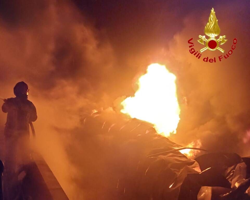 L\'incendio di Gavirate nella ditta di materie plastiche