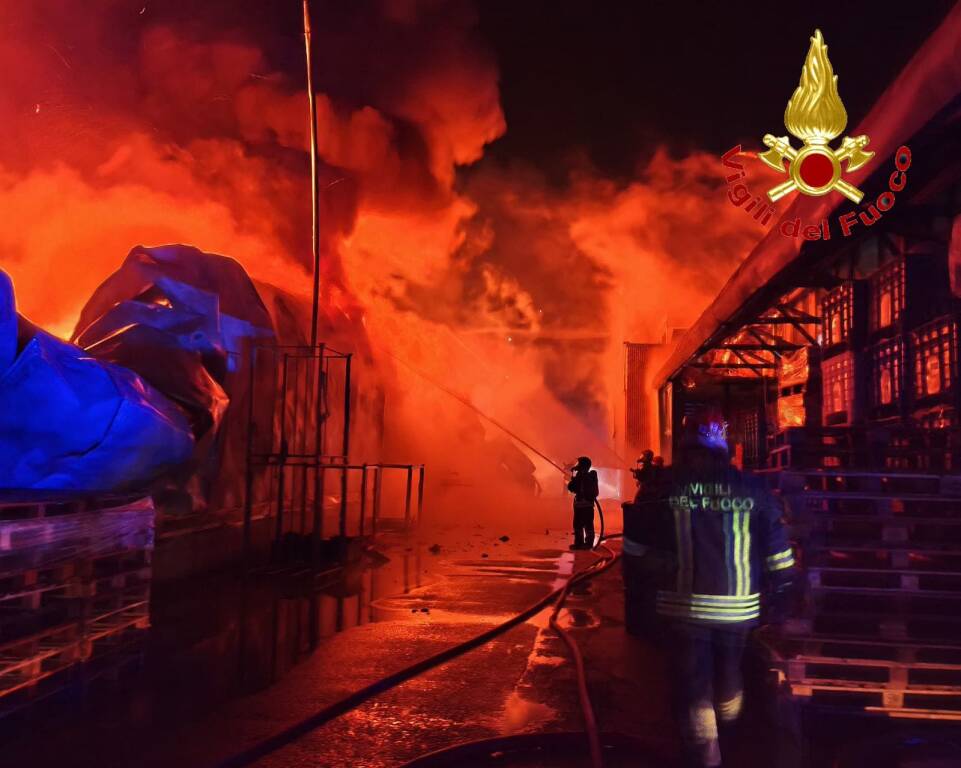 L\'incendio di Gavirate nella ditta di materie plastiche