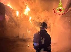 L\'incendio di Gavirate nella ditta di materie plastiche