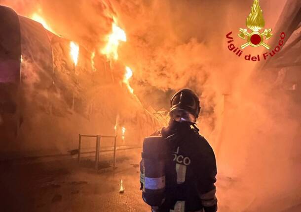 L\'incendio di Gavirate nella ditta di materie plastiche