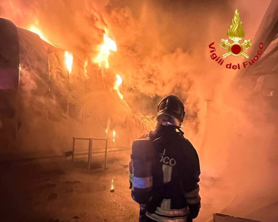 L\'incendio di Gavirate nella ditta di materie plastiche