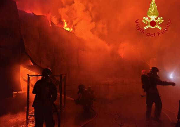 Le immagini dell’incendio in una fabbrica a Groppello di Gavirate