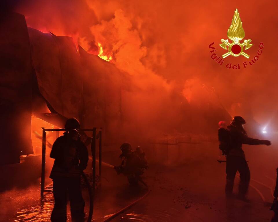 L\'incendio di Gavirate nella ditta di materie plastiche