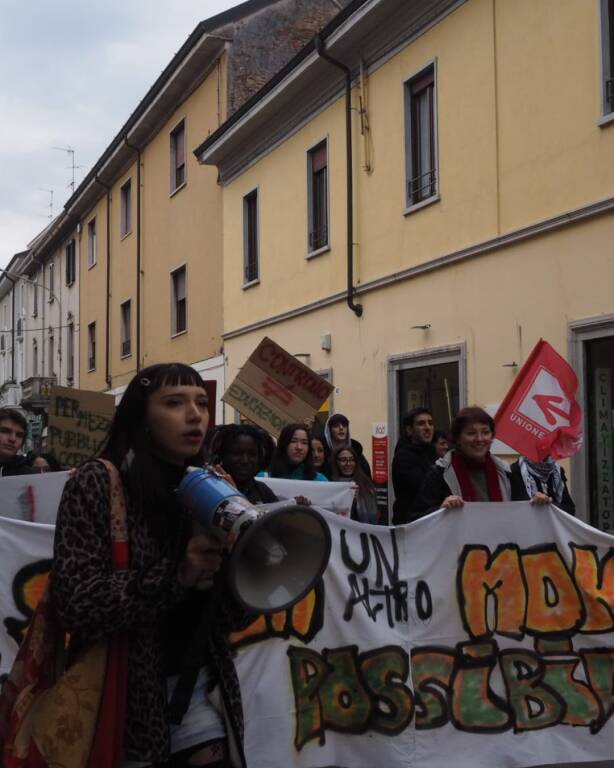 Corteo a Legnano per lo sciopero di Unione degli Studenti