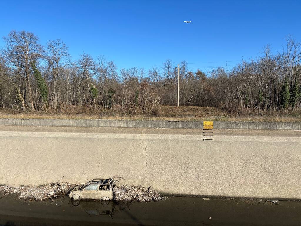 Dal canale in secca spuntano auto perdute 
