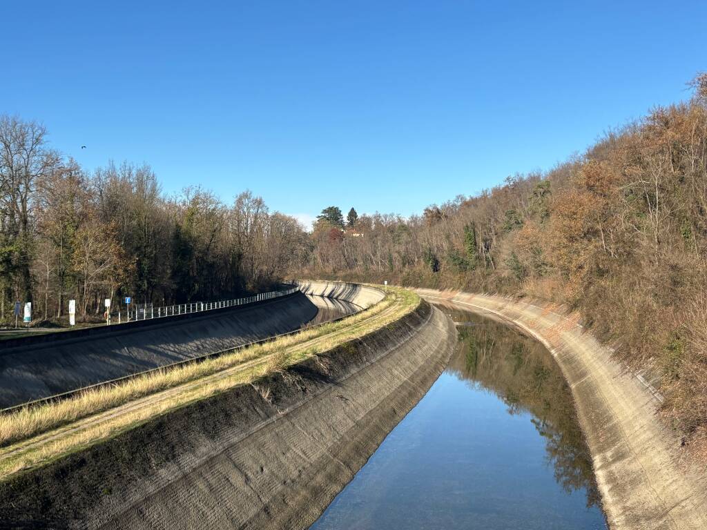 Dal canale in secca spuntano auto perdute 