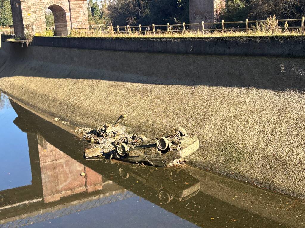 Dal canale in secca spuntano auto perdute 