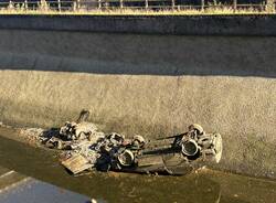 Dal canale in secca spuntano auto perdute 