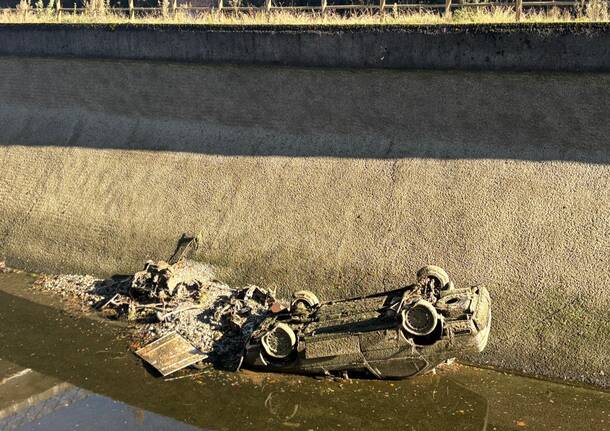 Dal canale in secca spuntano auto perdute 