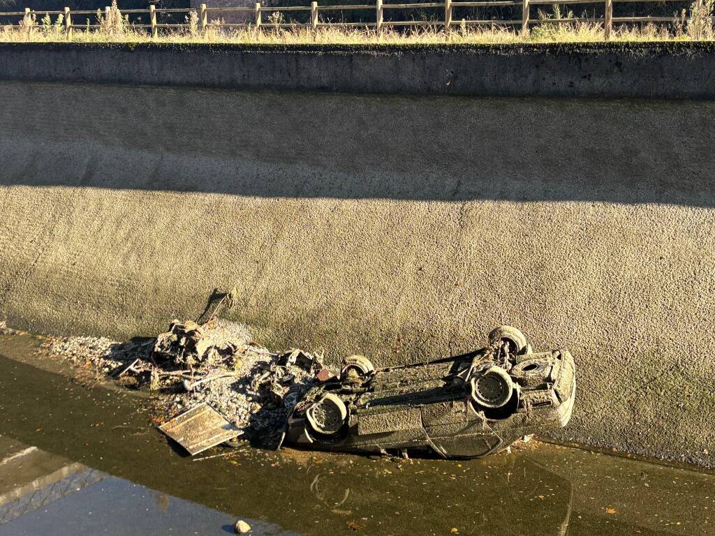 Dal canale in secca spuntano auto perdute 
