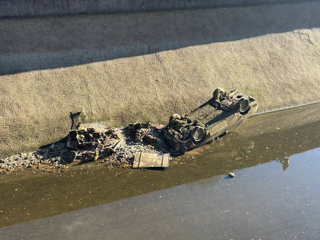 Dal canale in secca spuntano auto perdute 