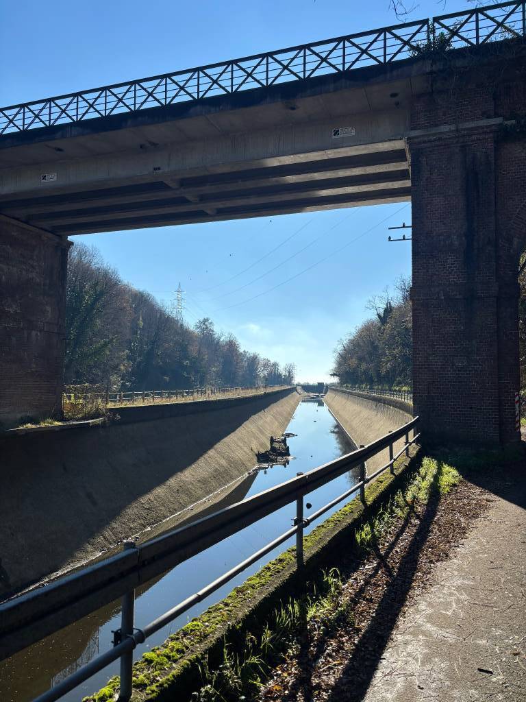 Dal canale in secca spuntano auto perdute 