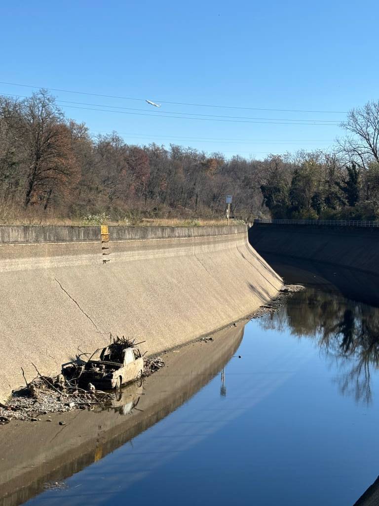 Dal canale in secca spuntano auto perdute 