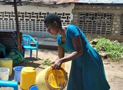 Elina, la "fatina tuttofare" della scuola di Gede