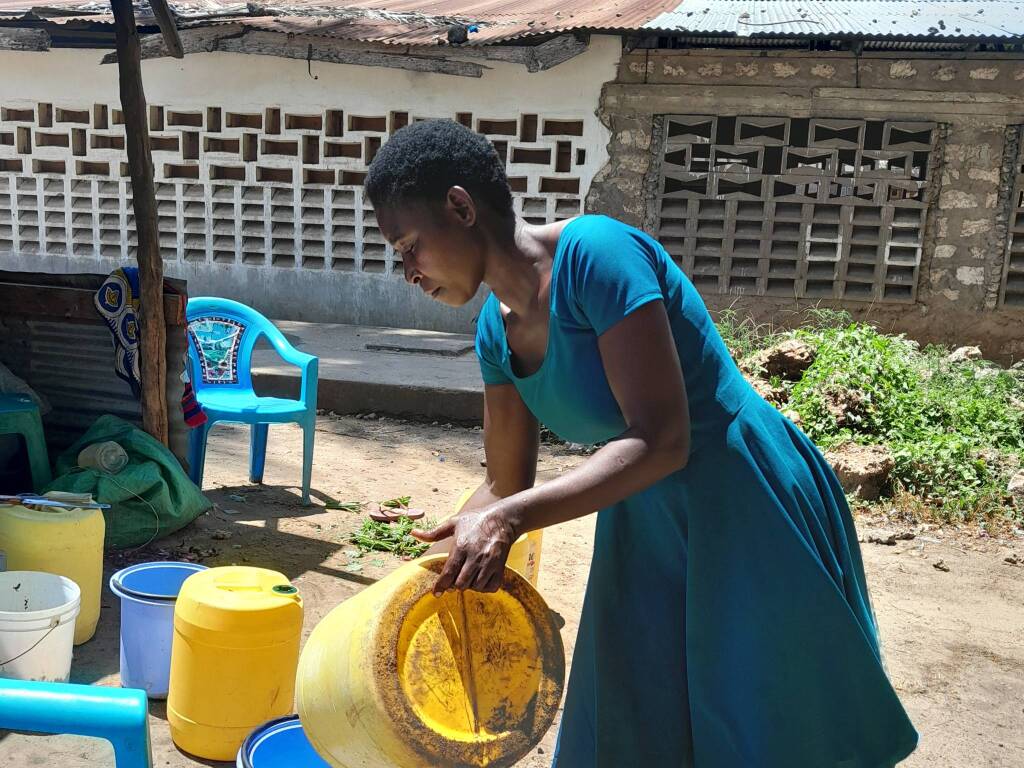 Elina, la "fatina tuttofare" della scuola di Gede