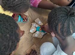 Elina, la "fatina tuttofare" della scuola di Gede