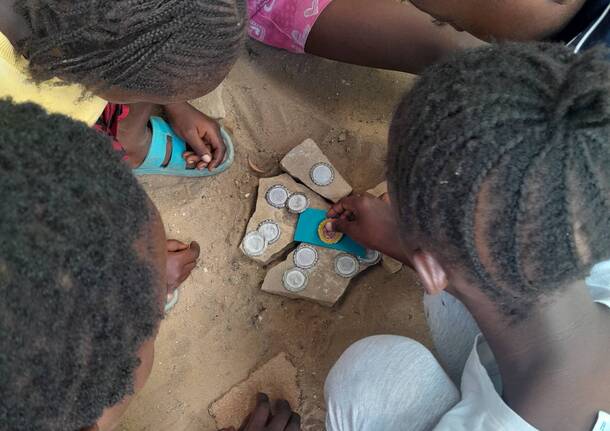 Elina, la "fatina tuttofare" della scuola di Gede