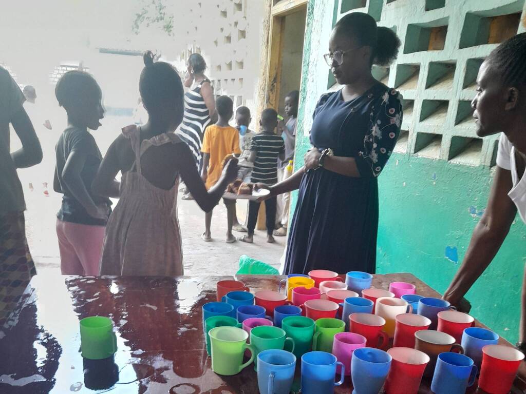 Elina, la "fatina tuttofare" della scuola di Gede