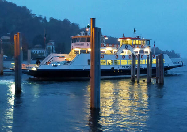 foto del giorno 18 novembre 2025 traghetto laveno | foto di monica sarzola