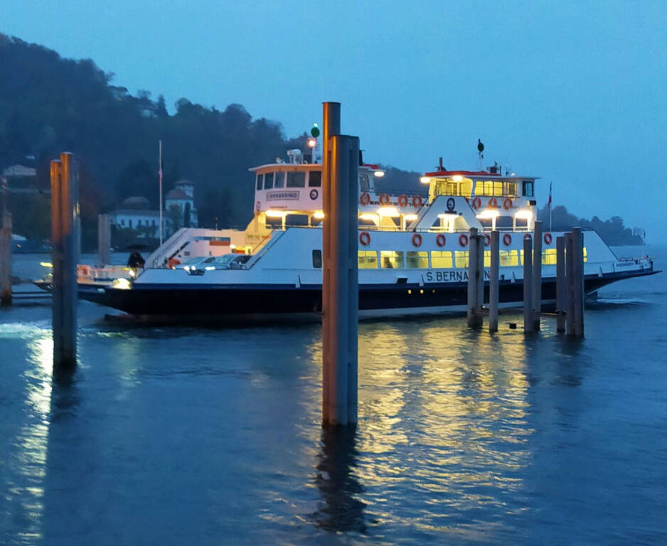 foto del giorno 18 novembre 2025 traghetto laveno | foto di monica sarzola