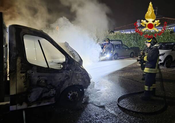 furgone fiamme lonate ceppino