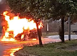 furgone in fiamme a Villa 2025 novembre