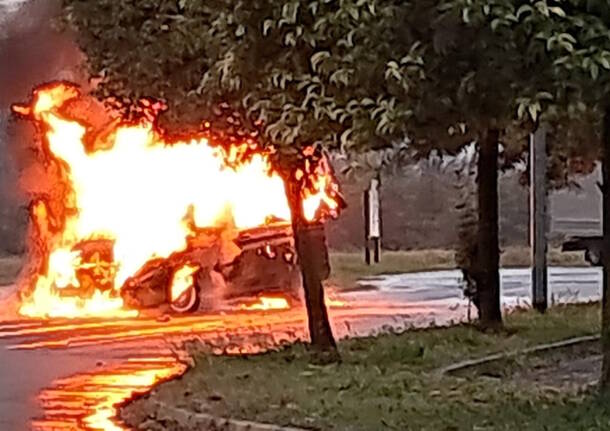 furgone in fiamme a Villa 2025 novembre
