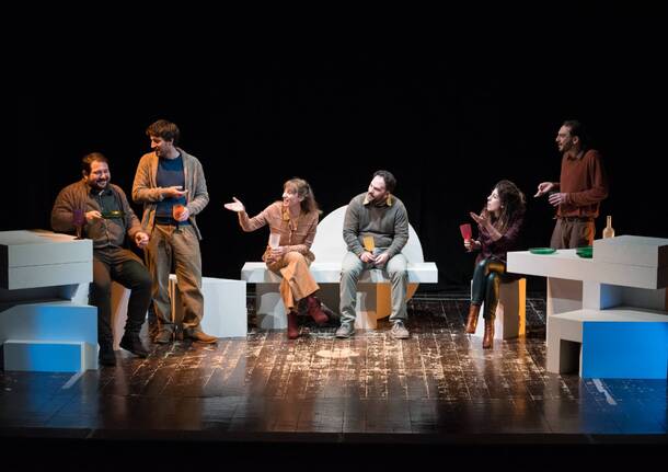 “Seconda Classe” chiude la stagione di prosa allo Spazio YAK di Varese con uno sguardo intenso sul privilegio