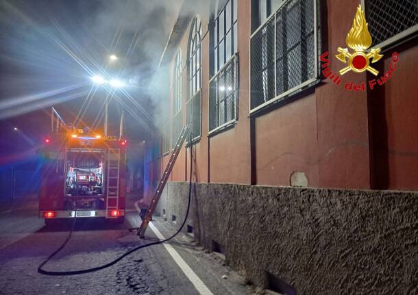 Incendio nell’ex Setificio di Germignaga – Le foto