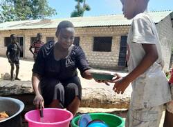 Habu, l'insegnante che sogna un futuro migliore per i bambini di Gede