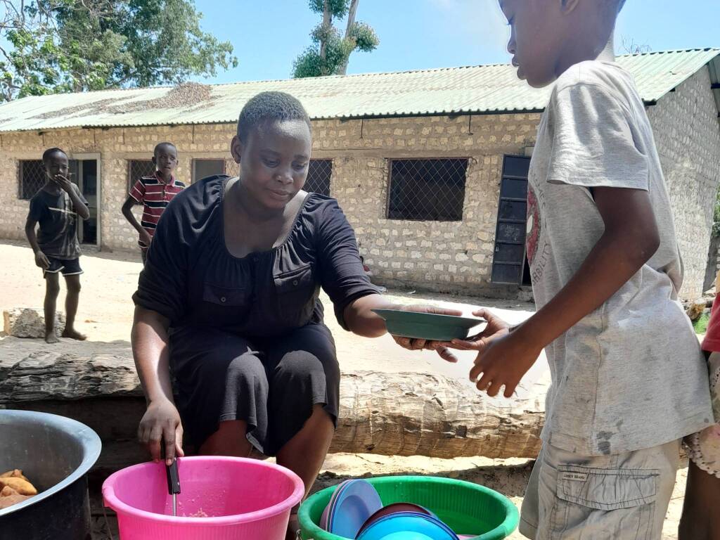 Habu, l'insegnante che sogna un futuro migliore per i bambini di Gede